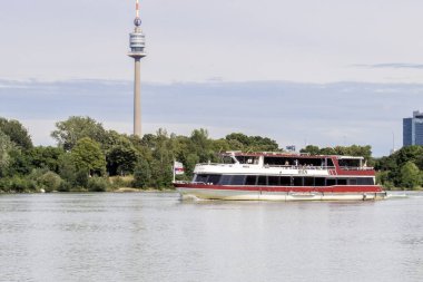 River Cruise: Viyana 'nın sihrini Tuna Nehri' nde sakin bir gemi gezisinde yaşayın, lüks bir yolcu gemisinde kültür, tarih ve rahatlama ile şımarın..