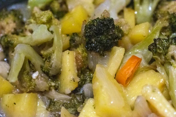 Brokoli Kızartması Patates Kızartması Brokoliyi Karıştırırken Akşam Mutfakta Patates Pişirilirken — Stok fotoğraf