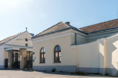 Viyana, Avusturya. 12 Ağustos 2023: Viyana 'daki kaynayan mezarlık, Roma zamanlarına dayanan antik bir mezarlık, tarihin, mimarinin ve kutsal güzelliğin büyüleyici bir karışımı..