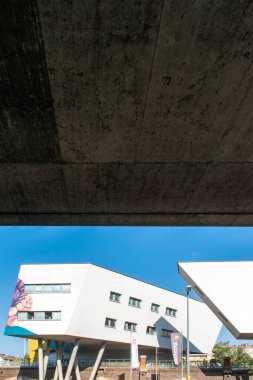 Viyana, Avusturya 11 Eylül 2023: Spittelau Viyana Konutları - Zaha Hadid Viyana 'nın viyana viyaoluğunu yeniden canlandırdı, iç içe geçen daireler, ofisler ve stüdyolar, olağanüstü tasarım yoluyla kentsel yaşamı yeniden tanımladı.