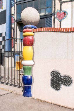 Viyana, Avusturya 11 Eylül 2023: Spittelau atık yakma fabrikası hundertwassers Viyana 'da ikonik yaratılış, sanatın, sürdürülebilirliğin ve işlevselliğin harmanlanması.