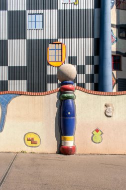 Viyana, Avusturya 11 Eylül 2023: Spittelau atık yakma fabrikası hundertwassers Viyana 'da ikonik yaratılış, sanatın, sürdürülebilirliğin ve işlevselliğin harmanlanması.