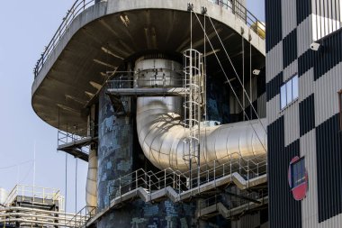 Viyana, Avusturya 11 Eylül 2023: Spittelau atık yakma fabrikası hundertwassers Viyana 'da ikonik yaratılış, sanatın, sürdürülebilirliğin ve işlevselliğin harmanlanması.