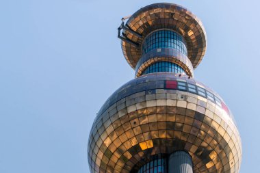 Viyana, Avusturya 11 Eylül 2023: Spittelau atık yakma fabrikası hundertwassers Viyana 'da ikonik yaratılış, sanatın, sürdürülebilirliğin ve işlevselliğin harmanlanması.