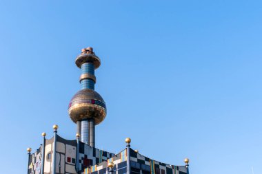 Viyana, Avusturya 11 Eylül 2023: Spittelau atık yakma fabrikası hundertwassers Viyana 'da ikonik yaratılış, sanatın, sürdürülebilirliğin ve işlevselliğin harmanlanması.
