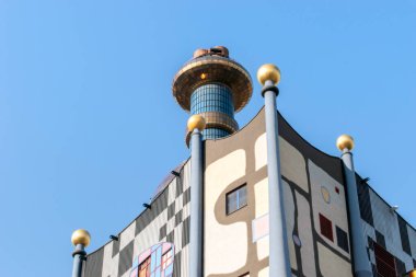 Viyana, Avusturya 11 Eylül 2023: Spittelau atık yakma fabrikası hundertwassers Viyana 'da ikonik yaratılış, sanatın, sürdürülebilirliğin ve işlevselliğin harmanlanması.