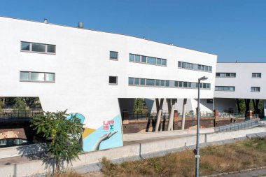 Viyana, Avusturya 11 Eylül 2023: Spittelau Viyana Konutları - Zaha Hadid Viyana 'nın viyana viyaoluğunu yeniden canlandırdı, iç içe geçen daireler, ofisler ve stüdyolar, olağanüstü tasarım yoluyla kentsel yaşamı yeniden tanımladı.