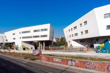 Viyana, Avusturya 11 Eylül 2023: Spittelau Viyana Konutları - Zaha Hadid Viyana 'nın viyana viyaoluğunu yeniden canlandırdı, iç içe geçen daireler, ofisler ve stüdyolar, olağanüstü tasarım yoluyla kentsel yaşamı yeniden tanımladı.