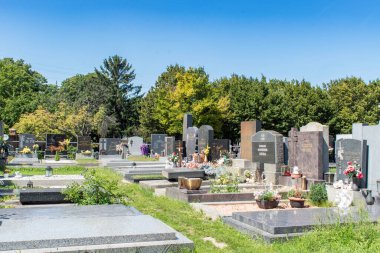 Viyana, Avusturya. 12 Ağustos 2023: Viyana 'daki kaynayan mezarlık, Roma zamanlarına dayanan antik bir mezarlık, tarihin, mimarinin ve kutsal güzelliğin büyüleyici bir karışımı..