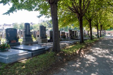 Viyana, Avusturya. 12 Ağustos 2023: Viyana 'daki kaynayan mezarlık, Roma zamanlarına dayanan antik bir mezarlık, tarihin, mimarinin ve kutsal güzelliğin büyüleyici bir karışımı..