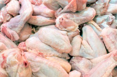 Çiğ Tavuk Kanatları: Kasapta lezzetli, pişmemiş tavuk kanadı bulmak, evde lezzetli yemekler hazırlamak için ideal.