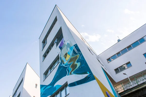 Viyana, Avusturya 11 Eylül 2023: Spittelau Viyana Konutları - Zaha Hadid Viyana 'nın viyana viyaoluğunu yeniden canlandırdı, iç içe geçen daireler, ofisler ve stüdyolar, olağanüstü tasarım yoluyla kentsel yaşamı yeniden tanımladı.