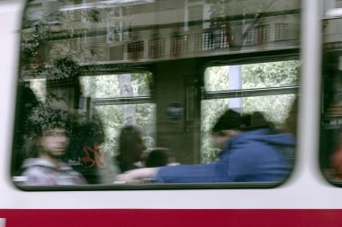 Viyana, Avusturya. 01.09.2023: Viyana 'nın ikonik tramvaylarına binin ve şehrin büyüleyici sokaklarını ve zengin kültürel duvar halılarını keşfedin.