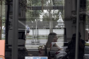 Viyana, Avusturya. 01.09.2023: Viyana 'nın ikonik tramvaylarına binin ve şehrin büyüleyici sokaklarını ve zengin kültürel duvar halılarını keşfedin.