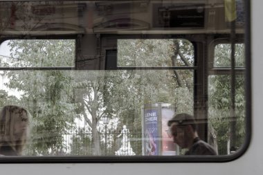 Viyana, Avusturya. 01.09.2023: Viyana 'nın ikonik tramvaylarına binin ve şehrin büyüleyici sokaklarını ve zengin kültürel duvar halılarını keşfedin.