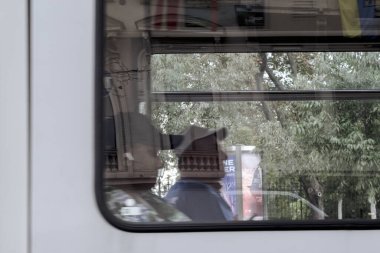 Viyana, Avusturya. 01.09.2023: Viyana 'nın ikonik tramvaylarına binin ve şehrin büyüleyici sokaklarını ve zengin kültürel duvar halılarını keşfedin.