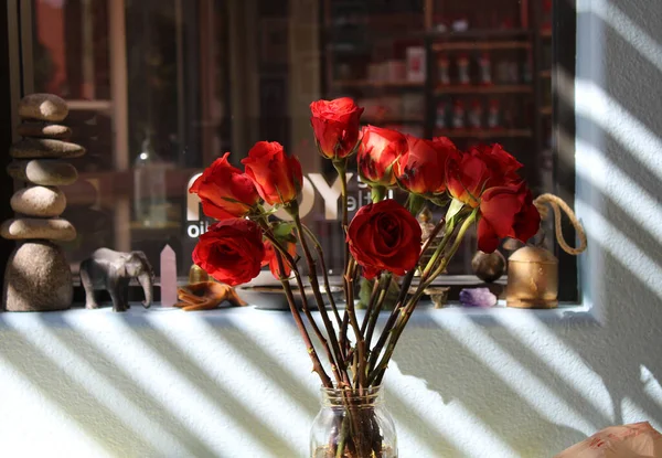 Red Roses Vase Cast Shadows Window — Stock Photo, Image