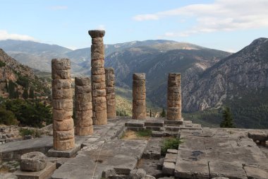 Bu Archeologikos Choros Delphon.