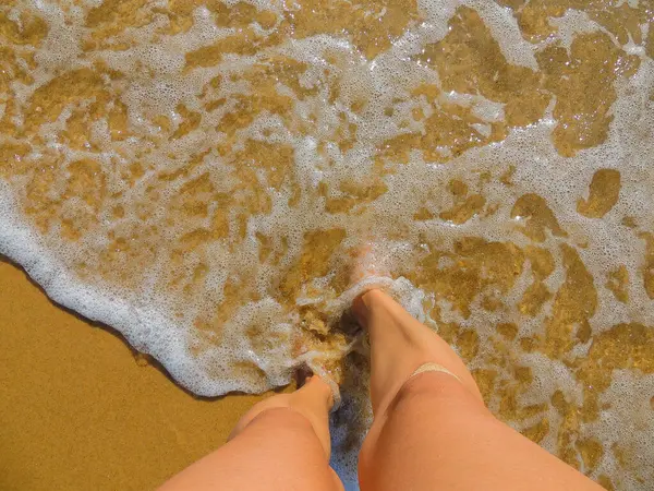 Nogi Pięknej Kobiety Kierunku Wody Morskiej Kobieta Spacerująca Piaskowej Plaży — Zdjęcie stockowe