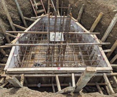 temel çalışması ve inşaat tesisleri için çeliğin güçlendirilmesi. Döküm öncesi temel kalıbı, üçgen yığın kapağı