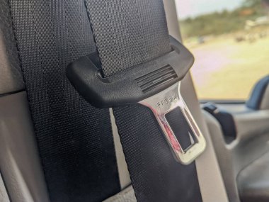 Emniyet kemerini yakın çekimde tak.