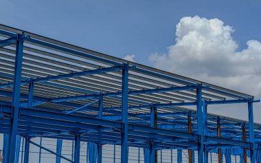 Çelik çerçeve yapısı, çelik çerçeve atölyesi mavi gökyüzüne karşı yapım aşamasında, çelik montajında mavi çelik.