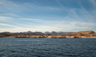Çöl, dağlar ve deniz.