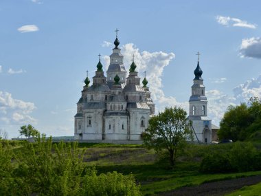 Gökyüzüne karşı eski taş kilise