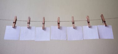 Tahtaya asılmış yedi kareli kağıt.