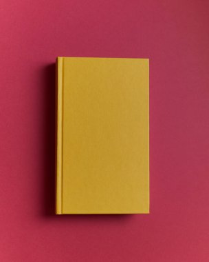 Kırmızı arkaplan üzerine sarı kitap
