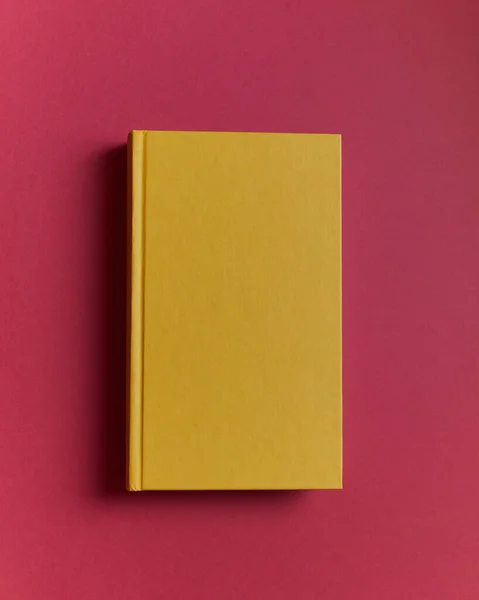 Żółta Książka Czerwonym Tle — Zdjęcie stockowe