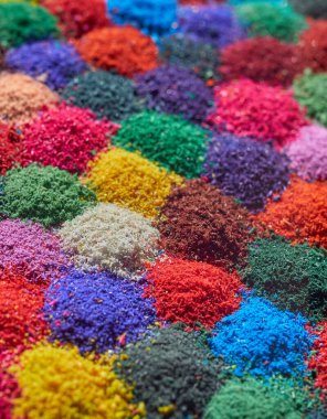 Renkli kurşun kalem talaşı.