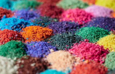 Renkli kurşun kalem talaşı.