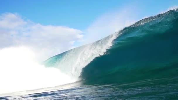 慢动作完美的枪管波折和波花在巨浪中的破碎和波花飞溅 — 图库视频影像