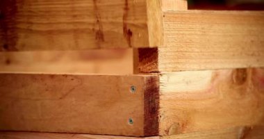 Elektrikli aletlerle çalışıyor ve ahşap ürünleri işliyor. Mobilya, marangoz, ahşap işçiliği, atölyede ahşap işçiliği.