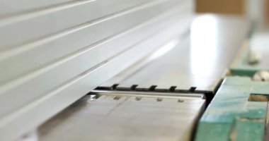 Marangozluk atölyesinde elektrikli testereyle. Marangozluk atölyesinde marangozluk, ahşap işçiliği üzerine çalışan 4k marangoz.