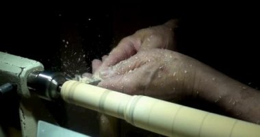 Profesyonel marangoz ahşap öğütüyor, mobilya atölyesi yapıyor ahşap montajı ve zanaat konsepti yapıyor.