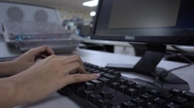 Klavyeye iki elli ofis çalışanı, yakın plan bilgisayarda serbest yazı yazan bir memur yazıyormuş. Merkez ofis. İş dünyası