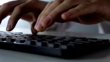 İnsan Eller Klavyede Tablet bilgisayarında çalışıyor, Aşırı yakın plan kadın elleri klavyede