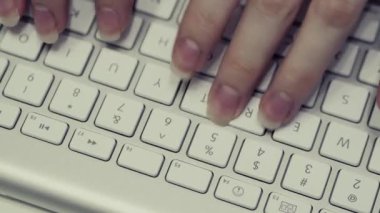 Laptop Klavyesinde Yazma, Üst Görünüm Yazma Bulut Veri Ağı sosyal medya, Tablet üzerinde çalışan İş kadını İnsan elini hesapladı