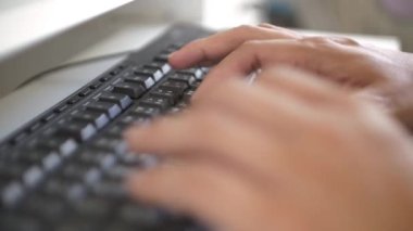 İş adamlarının elleri klavye bilgisayarında internet kullanmak için yazı yazıyorlar, bilgisayar verilerine kod yazıyorlar, çalışıyorlar, e-posta yazıyorlar. HD