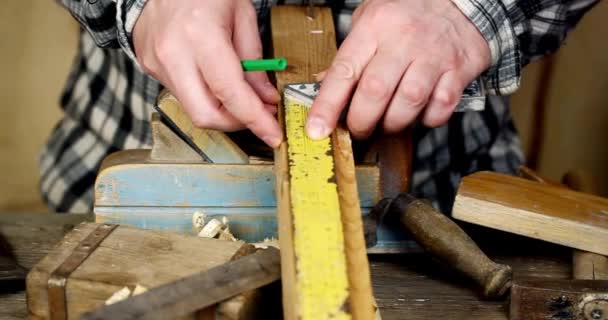 Польское Дерево Мебель Работает Деревообработчик Деревообрабатывающей Машиной Человек Рабочего Борта — стоковое видео