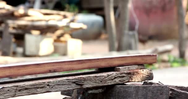 木材の平滑化電気木材プランナーマシン木製の手男性の作業建設業界の大工を使用して産業大工の労働者 — ストック動画