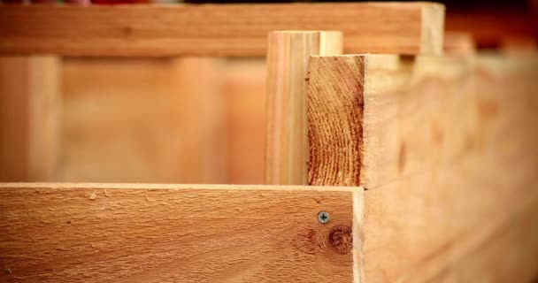 Trabalha Com Uma Ferramenta Elétrica Processa Produtos Madeira Móveis Carpinteiro — Vídeo de Stock