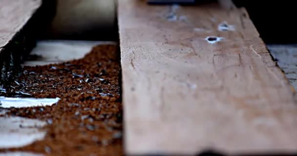Zamknij Ujęcie Robotników Ręce Polerowanie Drewna Strugarki Który Używa Wiertarki — Wideo stockowe