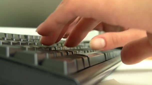 キーボードの人間の手タブレットコンピュータで作業ビジネス キーボードの仕事の極端なクローズアップ女性の手オフィス — ストック動画