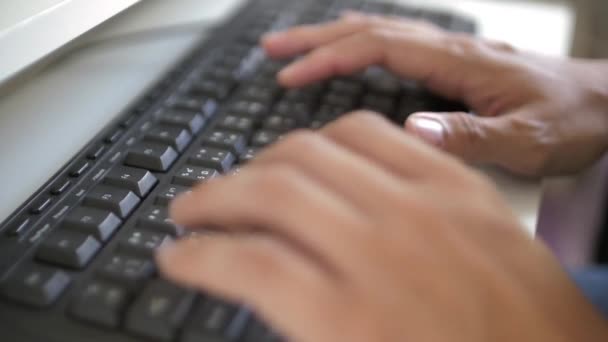 商人企业家在笔记本电脑上打字做研究 手指头专业使用电脑家庭写字台 工作忙碌的自由职业者 — 图库视频影像