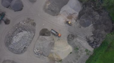 Endüstriyel makine inşaatı hava görüşü konsept endüstri ekipman kazı sahası üzerinde çalışıyor.