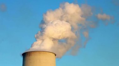 Nükleer enerji santrali baca bacaları baca dumanı çevresel kirleticiler fabrika boruları baca dumanı