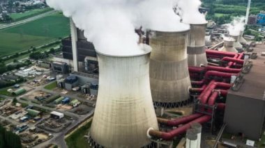 Kömür Fosil Yakıt Santrali bacası hava kirliliği fabrikasının duman yığınlarını istifliyor. Sanayi fabrikası kirliliği kömür yakma santrali